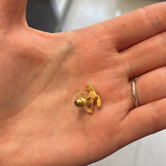 Chanel earrings comes with tags never worn - Picture 11 of 11